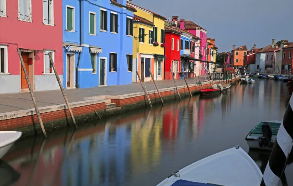 Canale di Burano con casette colorate