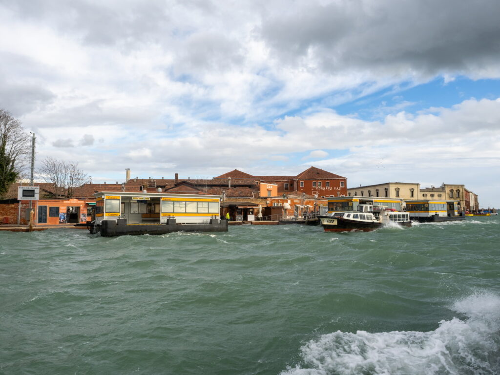 Arrivo del vaporetto alla fermata "Murano Colonna"